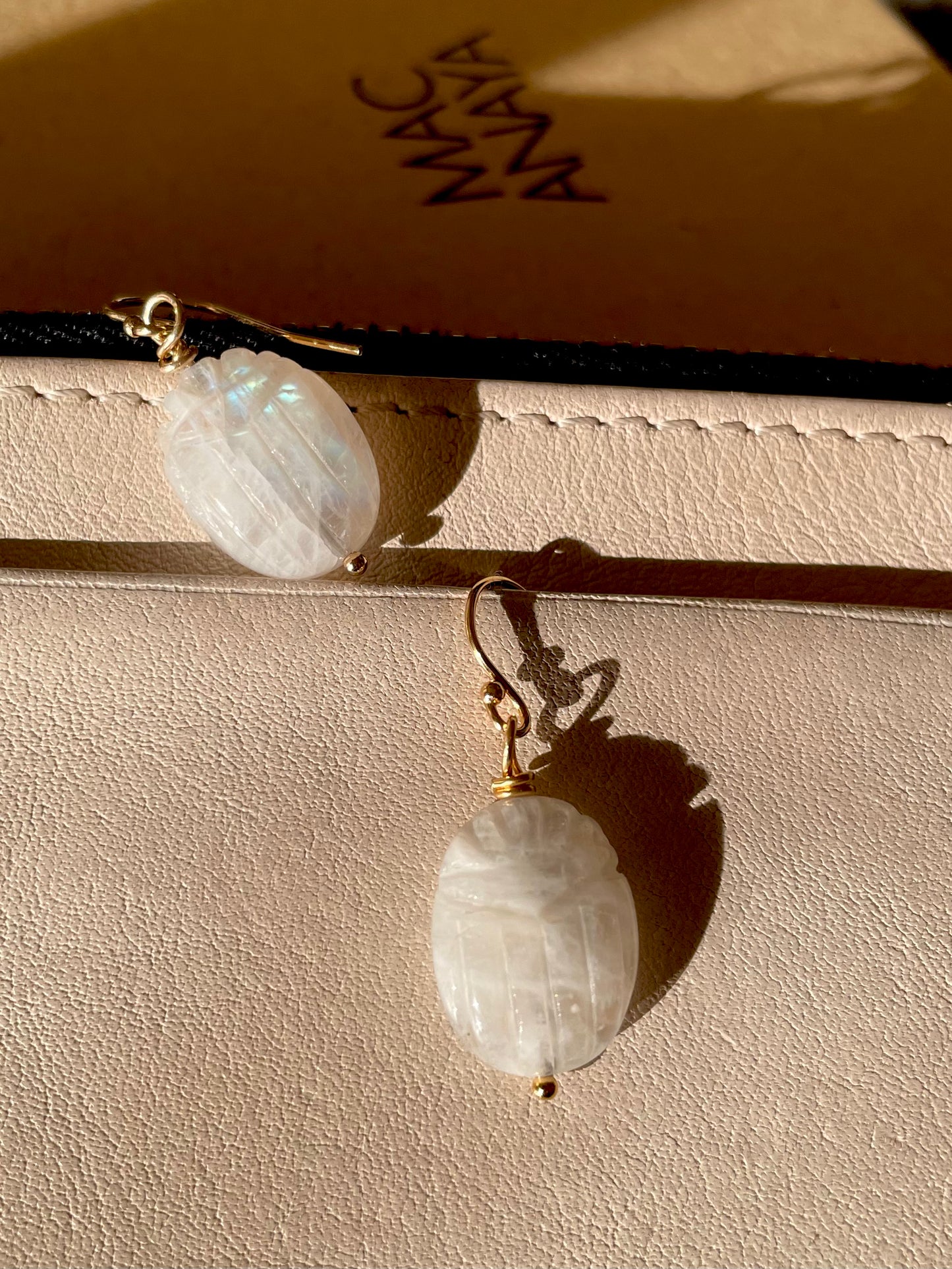 Pendientes Escarabajo Piedra Luna Iridiscente