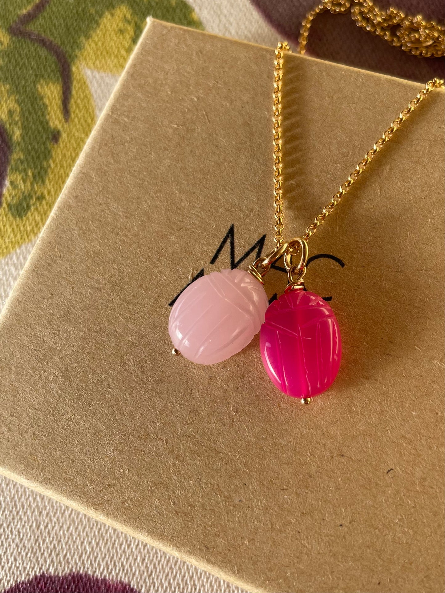 Colgante Escarabajo Calcedonia Rosa