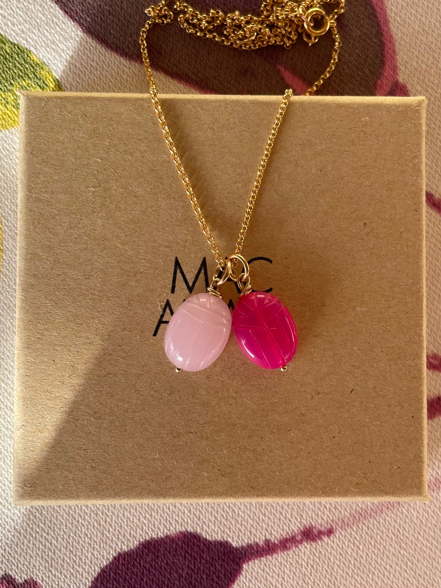 Colgante Escarabajo Calcedonia Rosa