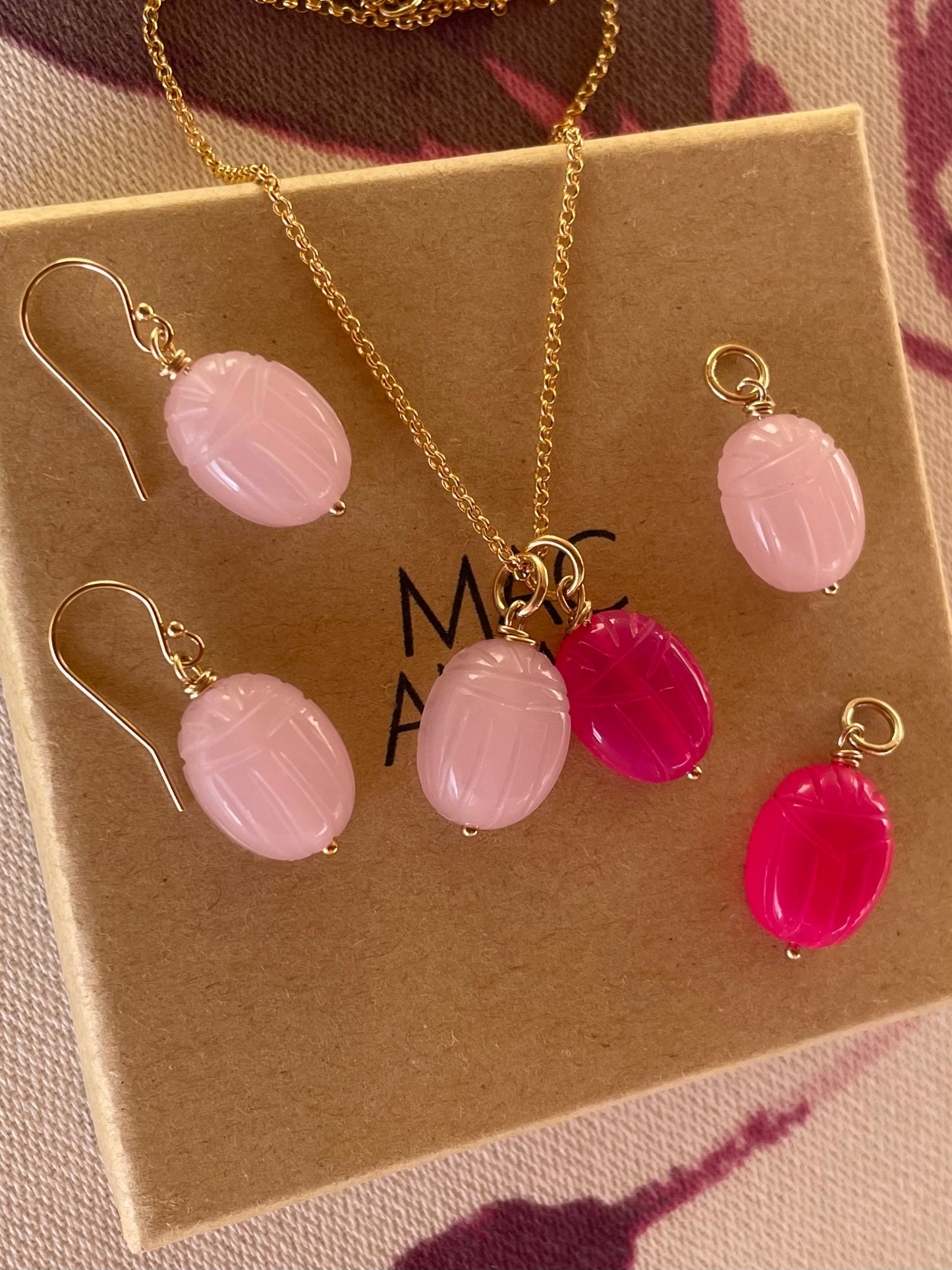 Colgante Escarabajo Calcedonia Rosa