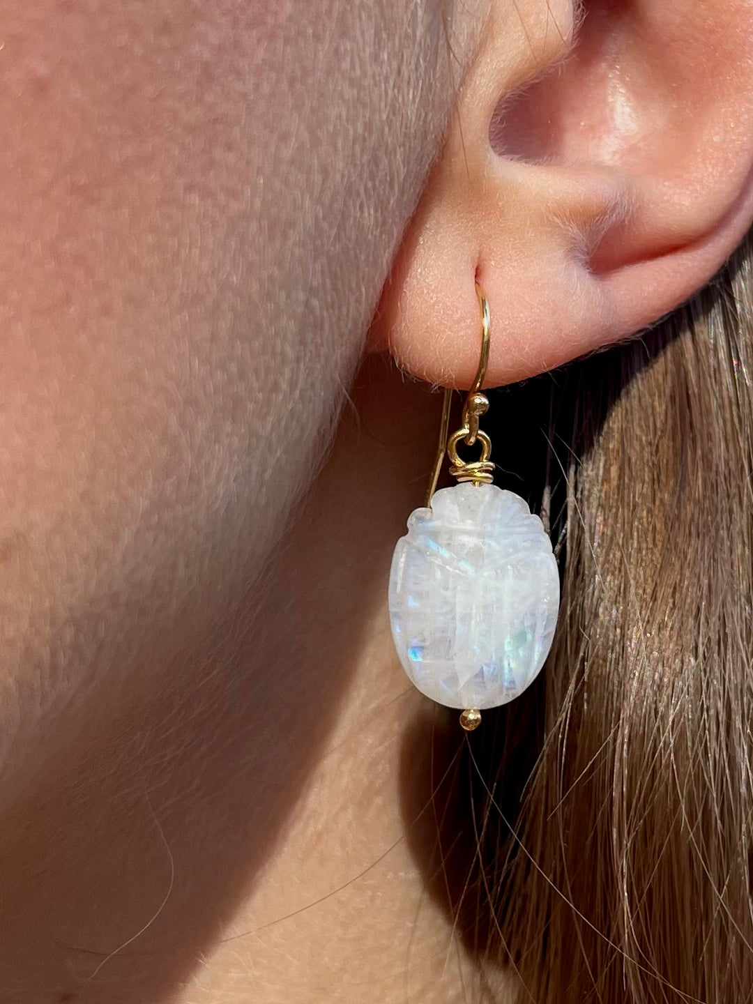 Pendientes Escarabajo Piedra Luna Iridiscente