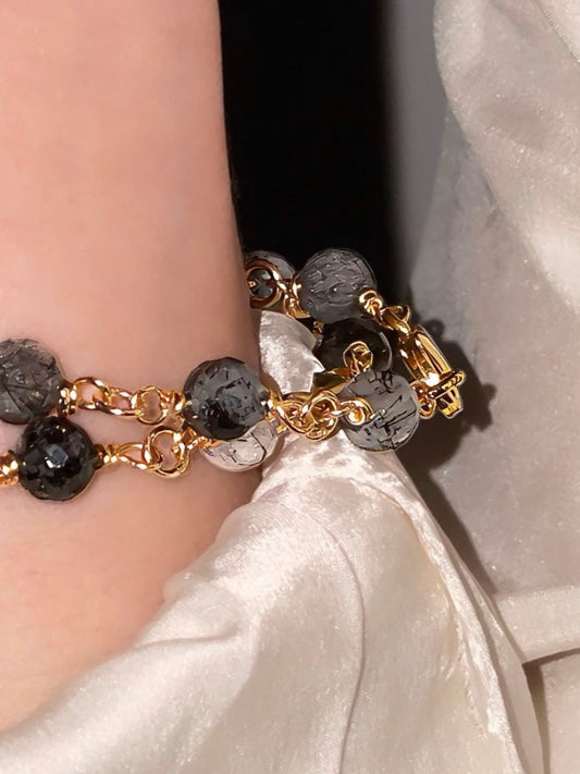 Pulsera cuarzo turmalina negra con baño de oro, vista de detalle.