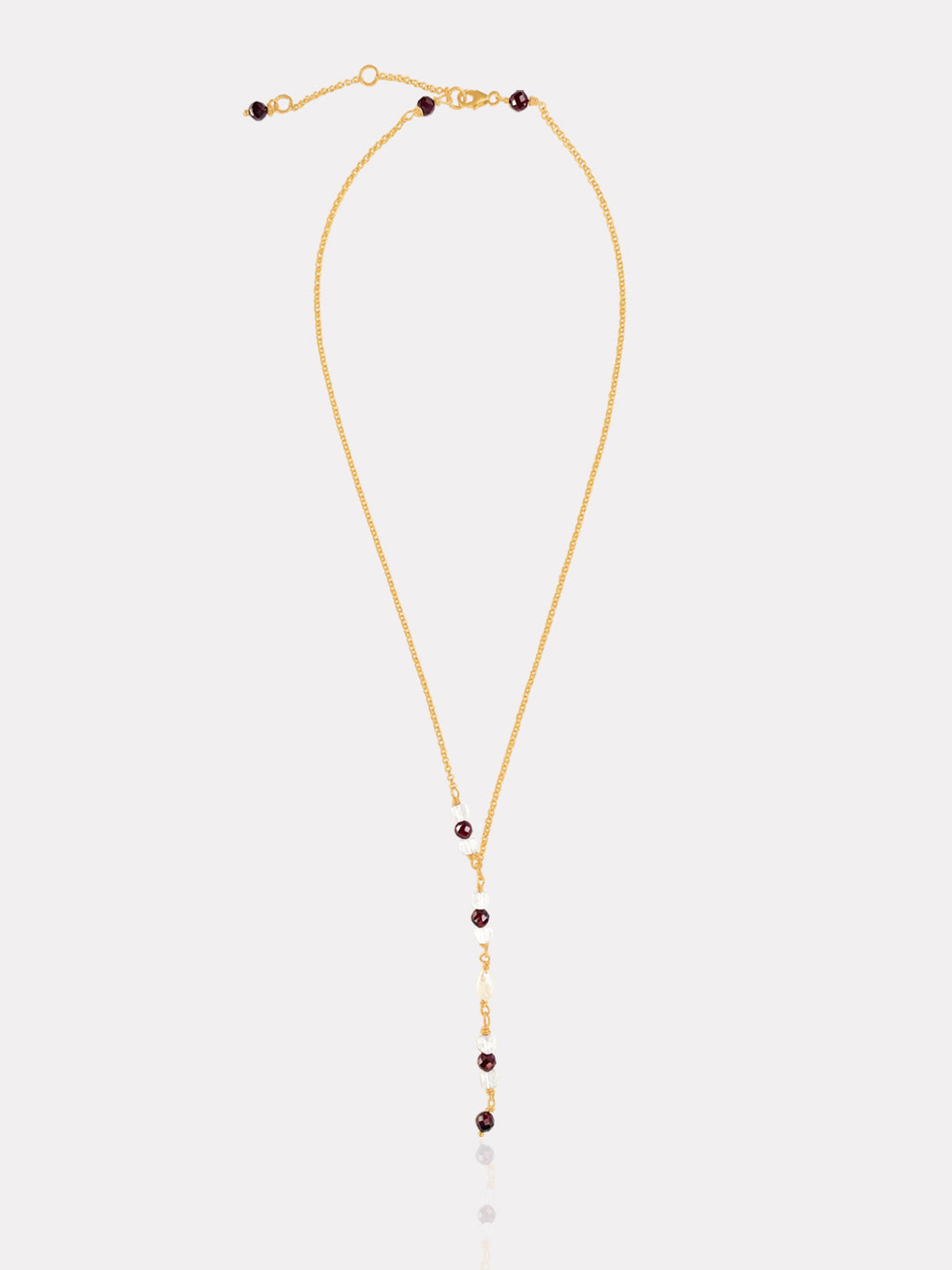 Collar corbatero bañado en oro con granates, cristal de roca y perla.