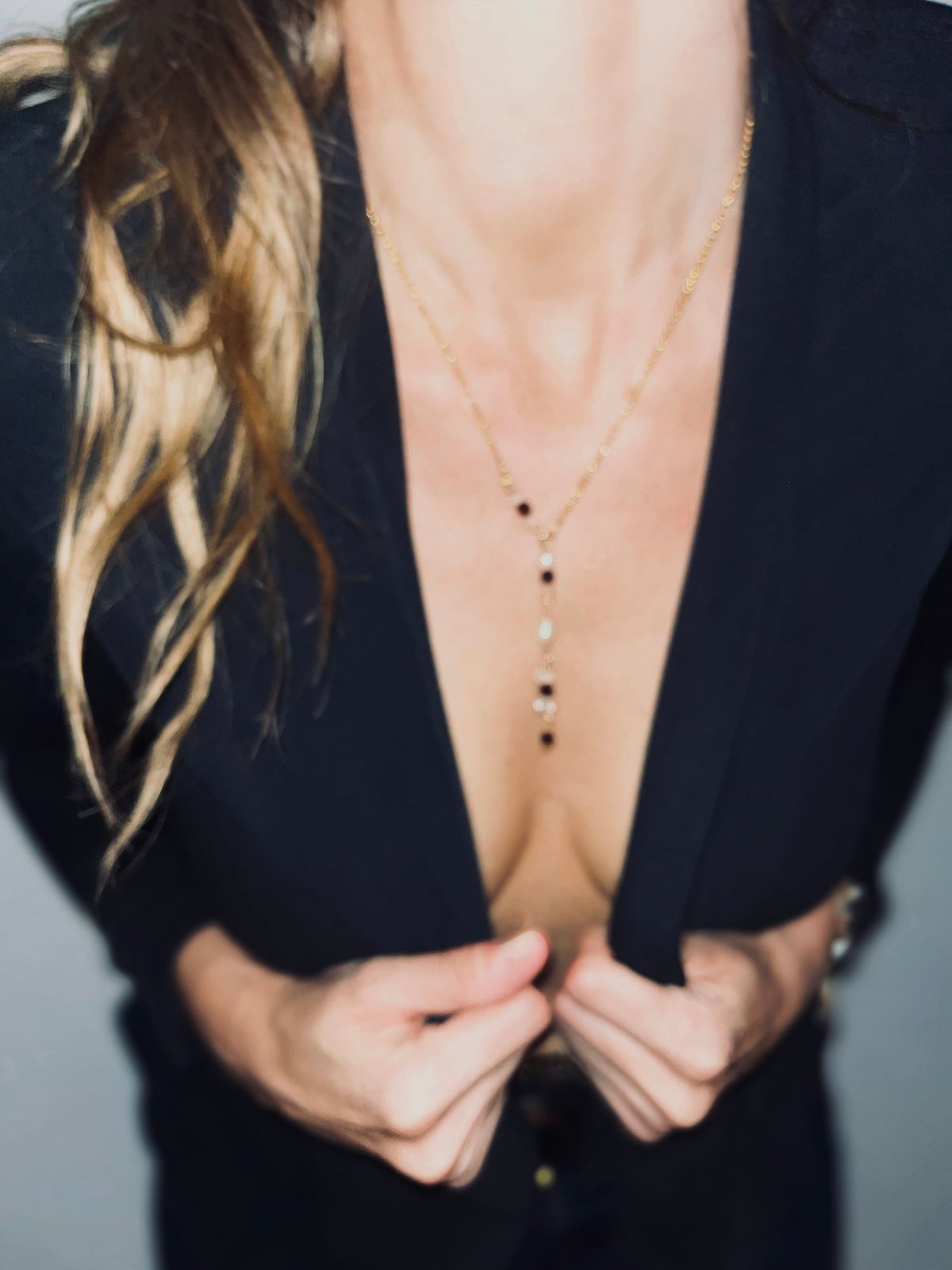 Claroscuro. Collar corbatero con granate, cristal de roca y perla natural. 