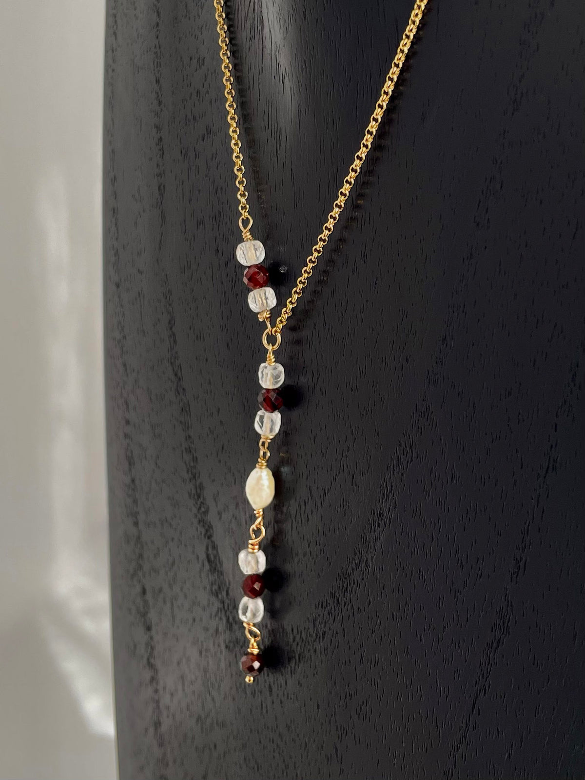 Claroscuro. Collar corbatero con granate, cristal de roca y perla natural. 