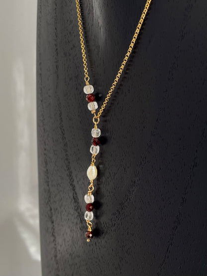 Claroscuro. Collar corbatero con granate, cristal de roca y perla natural. 