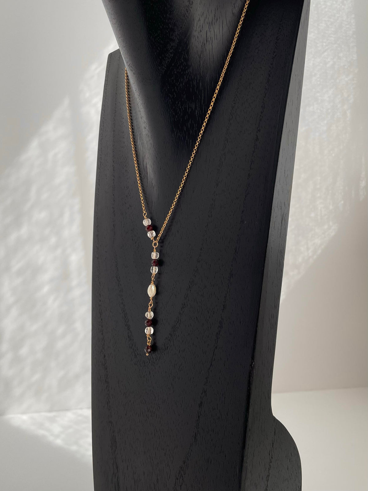 Claroscuro. Collar corbatero con granate, cristal de roca y perla natural. 