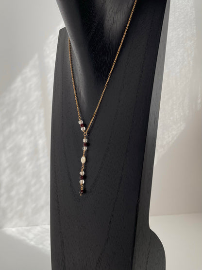 Claroscuro. Collar corbatero con granate, cristal de roca y perla natural. 