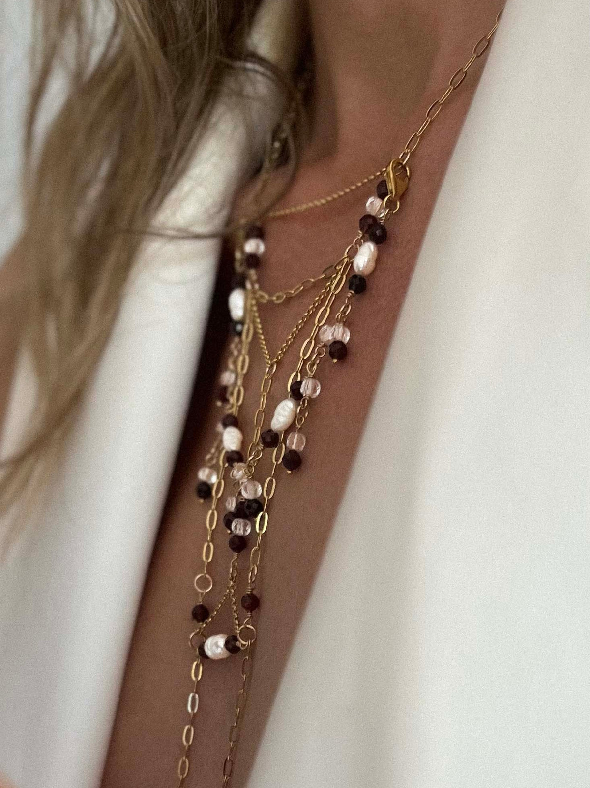 Collar Valentía unido a la pulsera Claroscuro. Joyas transformables.