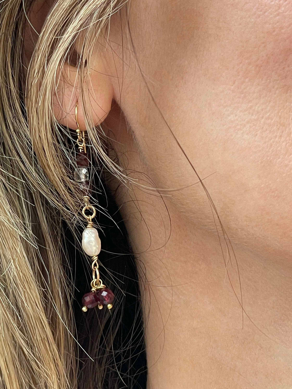 Claroscuro. Pendientes largos de granate, cristal de roca y perla natural. Cierre gancho.