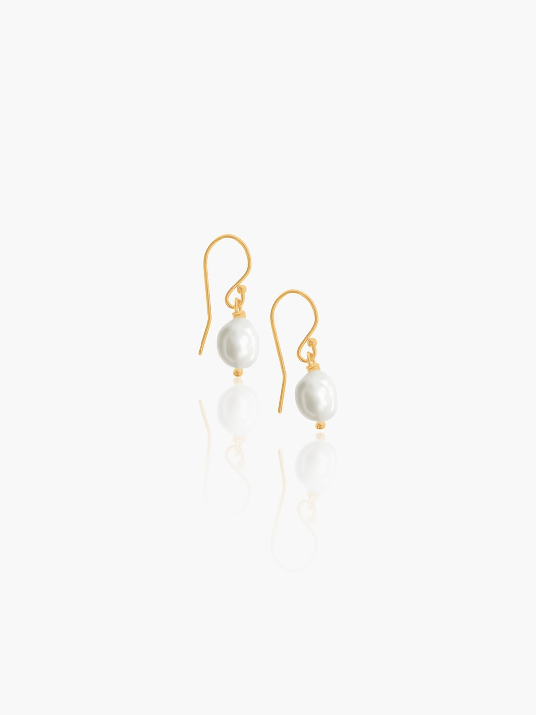 Pendientes pequeños de perla natural. Cierre gancho con baño oro 18k.