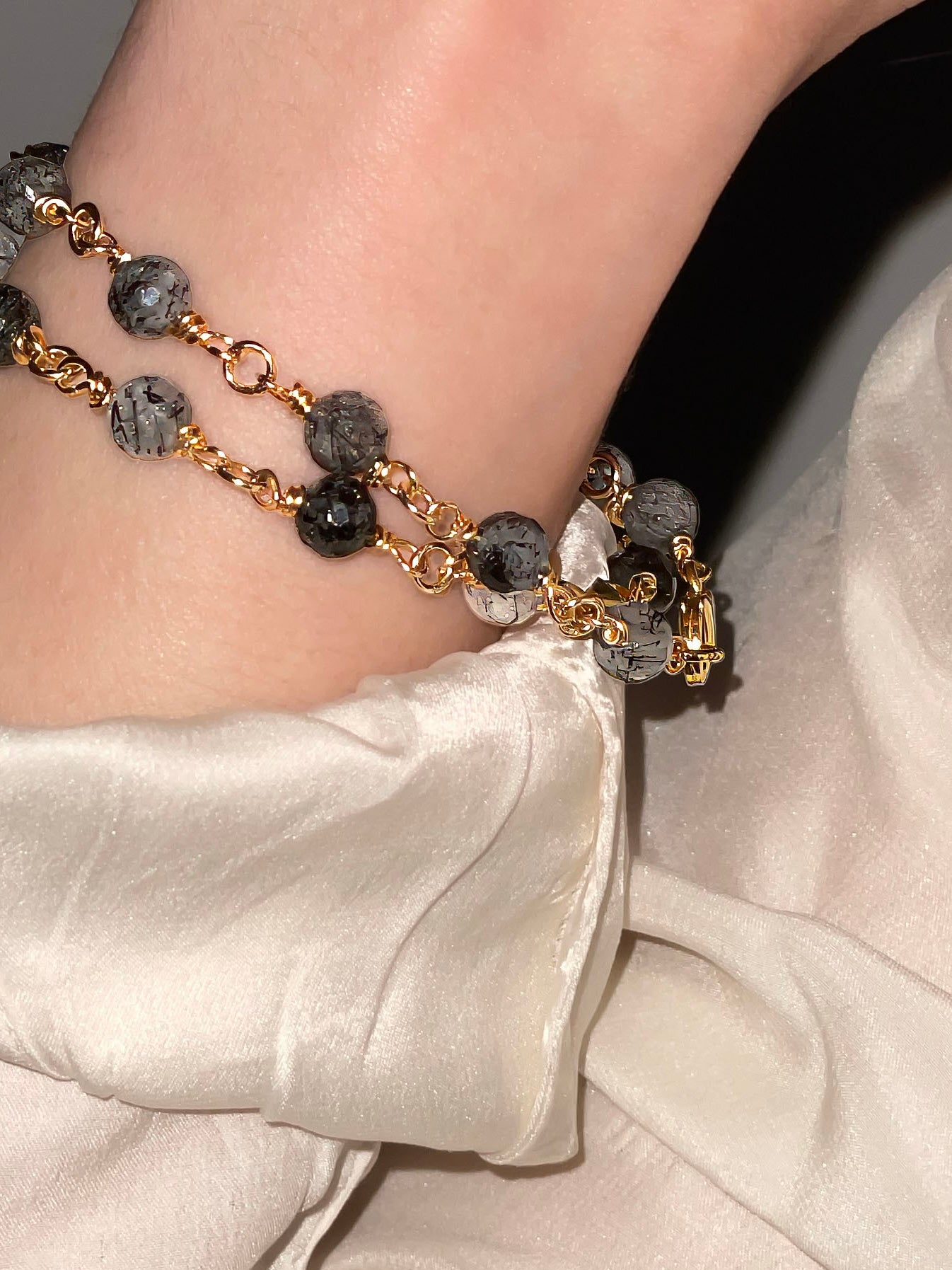 Pulsera cuarzo turmalina negra con baño de oro, vista lateral de detalle.