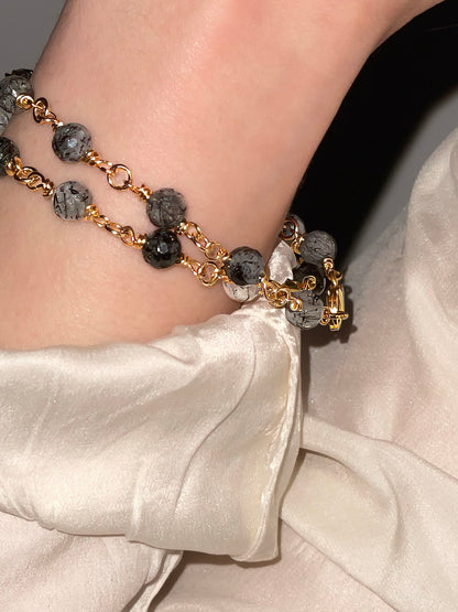 Pulsera cuarzo turmalina negra con baño de oro, vista lateral de detalle.