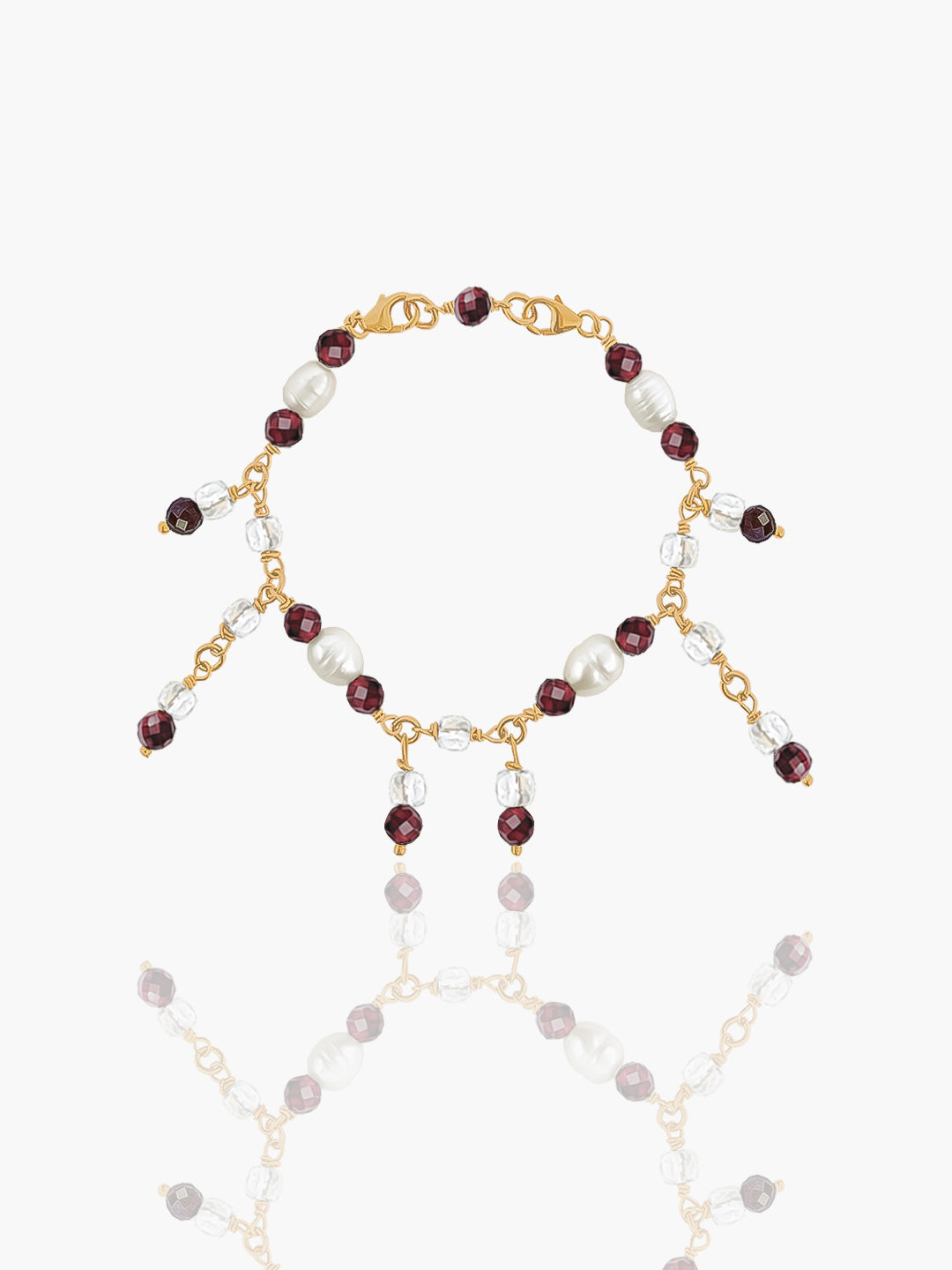 Claroscuro. Pulsera con granate, cristal de roca y perla natural. Cierre a ambos lados para unirse a collares. 