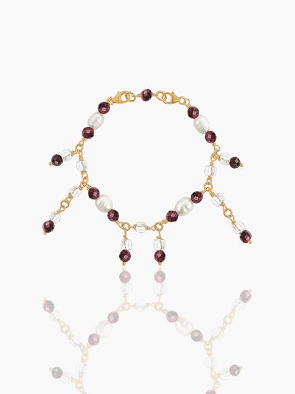 Claroscuro. Pulsera con granate, cristal de roca y perla natural. Cierre a ambos lados para unirse a collares. 