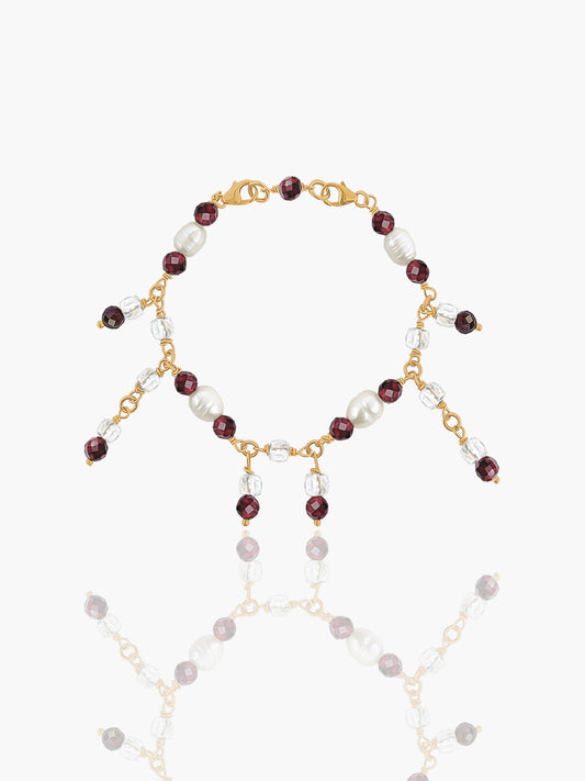 Claroscuro. Pulsera con granate, cristal de roca y perla natural. Cierre a ambos lados para unirse a collares. 