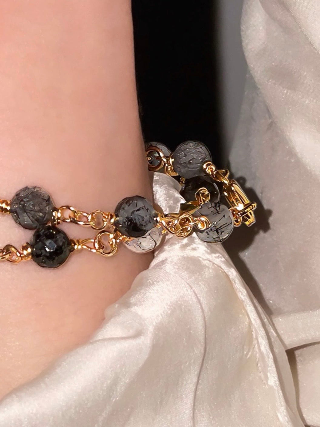 Cuarzo Noche. Pulsera de cuentas de cuarzo turmalina negro facetado. Baño de oro de 18 quilates.
