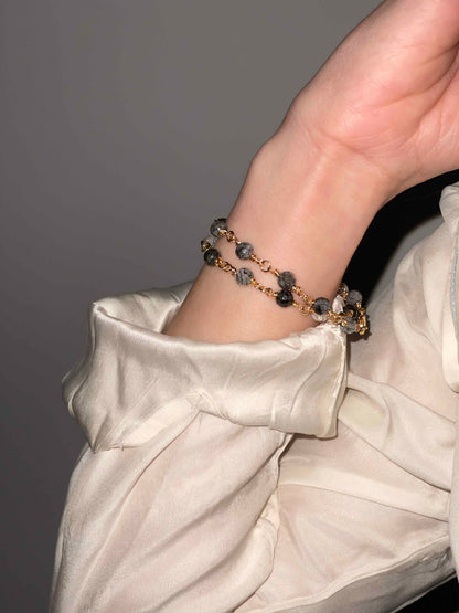 Cuarzo Noche. Pulsera de cuentas de cuarzo turmalina negro facetado. Baño de oro de 18 quilates.